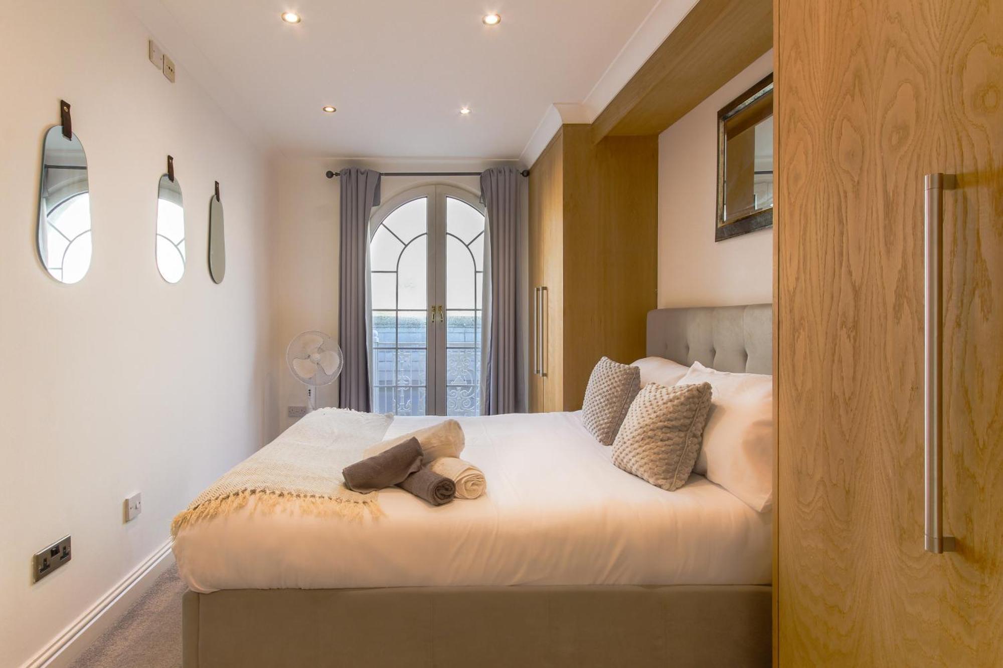 Elegant 2bd Flat In Marina - Free Parking Apartment *