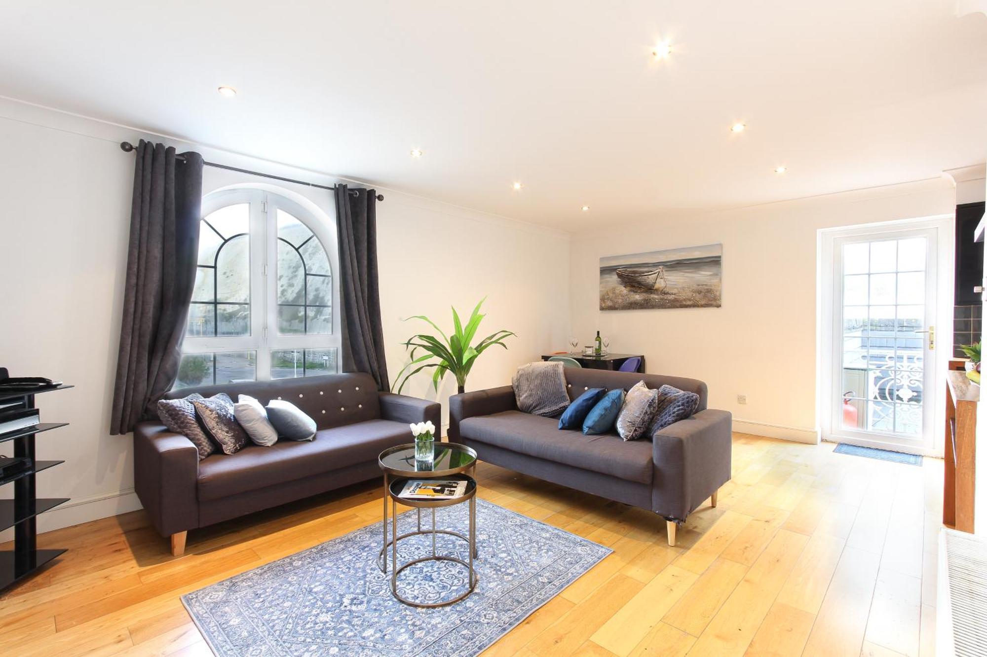 Elegant 2bd Flat In Marina - Free Parking Apartment *